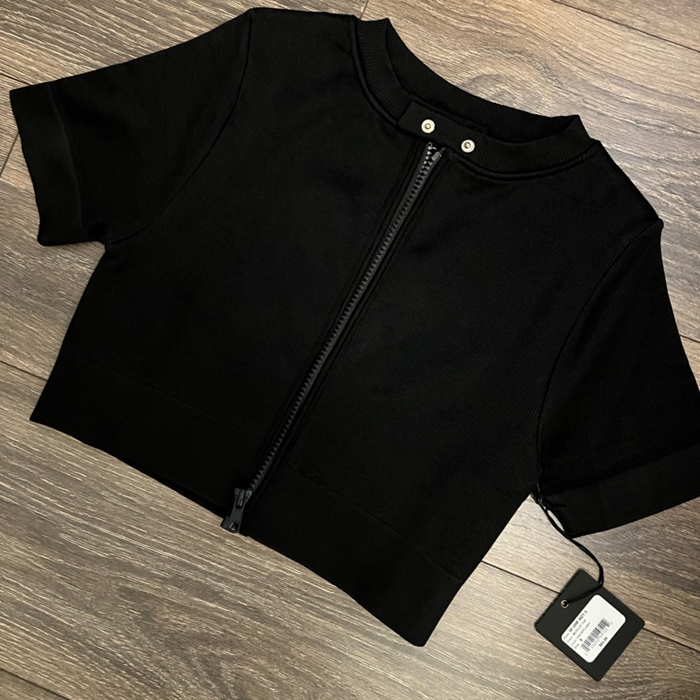 SET Active brand new crop top